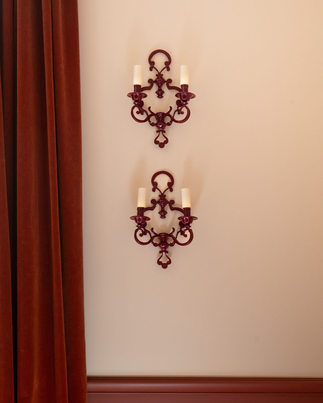 PAIRE D'APPLIQUES VOLUTES