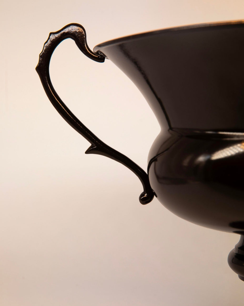 TALL LACQUERED HANDLED CUP
